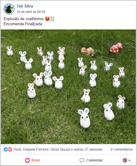 amigurumes de coelhos em um campo